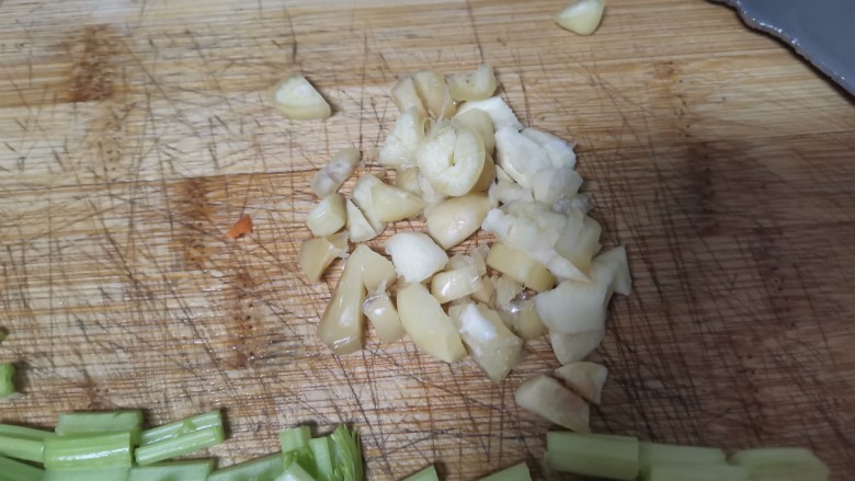 带豆切成段炒出来不仅好看也好吃呢,宝宝超级爱吃,蒜瓣切碎