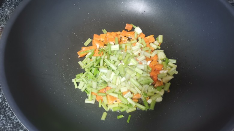 带豆切成段炒出来不仅好看也好吃呢,宝宝超级爱吃,下芹菜爆炒