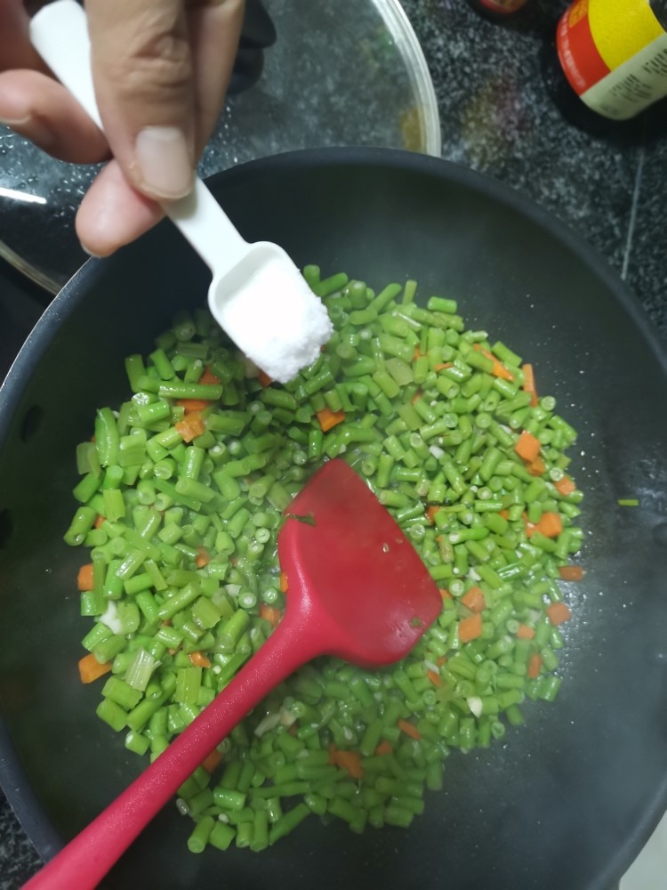 带豆切成段炒出来不仅好看也好吃呢,宝宝超级爱吃,水快干时候加入盐巴
