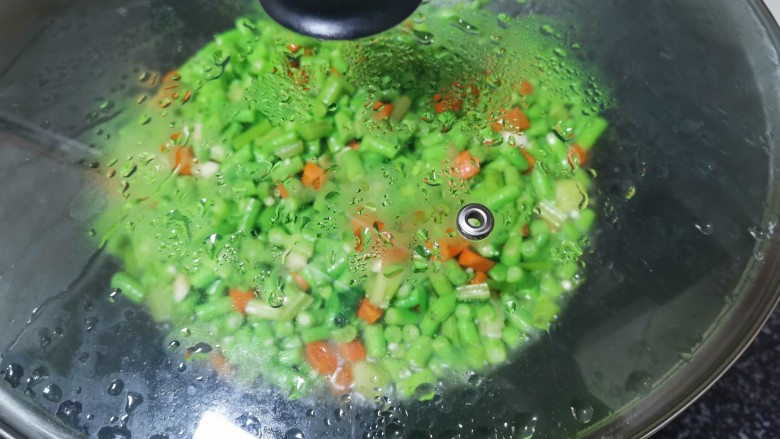 带豆切成段炒出来不仅好看也好吃呢,宝宝超级爱吃,盖盖煮一会儿,不然不熟哈