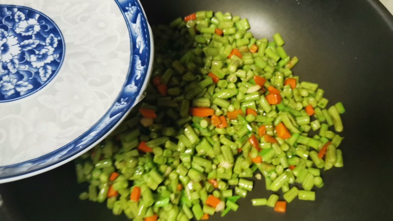 带豆切成段炒出来不仅好看也好吃呢,宝宝超级爱吃,加水
