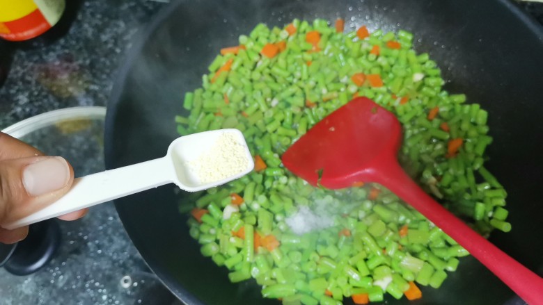 带豆切成段炒出来不仅好看也好吃呢,宝宝超级爱吃,鸡精快速翻炒出锅