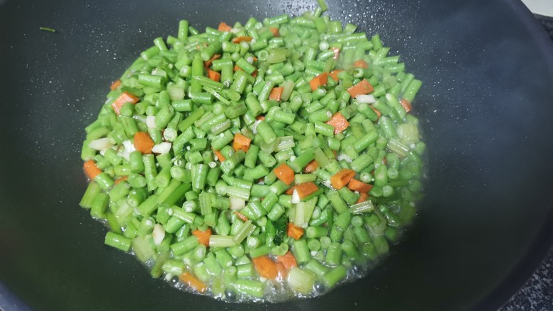 带豆切成段炒出来不仅好看也好吃呢,宝宝超级爱吃,焖煮一会儿