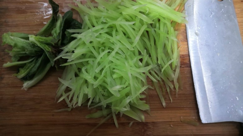 莴笋炒鸡蛋,把莴笋洗干净,切成丝儿