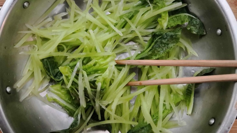 莴笋炒鸡蛋,用筷子搅拌均匀,腌制10分钟