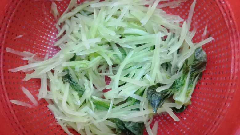 莴笋炒鸡蛋,莴笋丝腌制好后,冲洗干净,沥干水份备用
