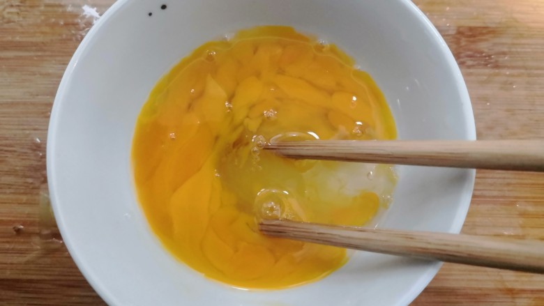 莴笋炒鸡蛋,加入<a style='color:red;display:inline-block;' href='/shicai/ 718'>料酒</a>,用筷子,搅拌均匀,备用