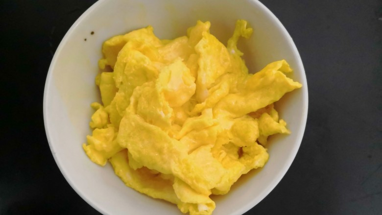 莴笋炒鸡蛋,把鸡蛋,盛出备用