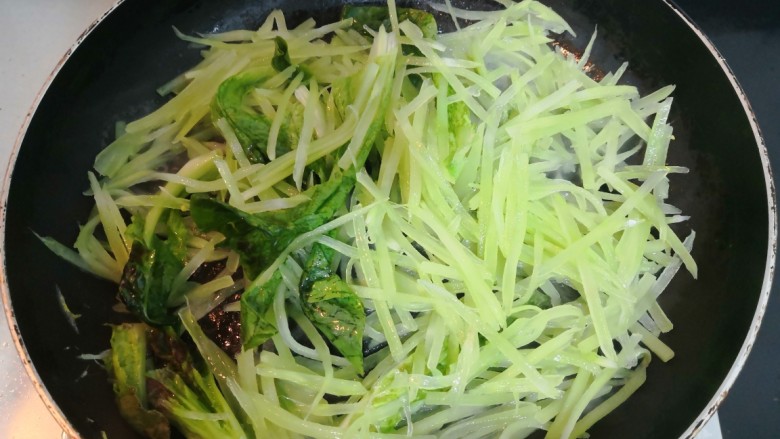 莴笋炒鸡蛋,油热,把莴笋丝,倒入锅中