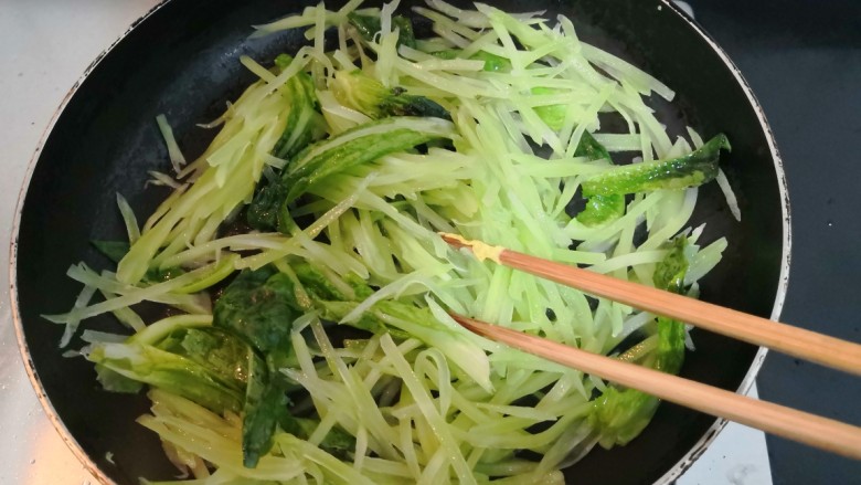 莴笋炒鸡蛋,用筷子,翻拌均匀,至莴笋丝回软