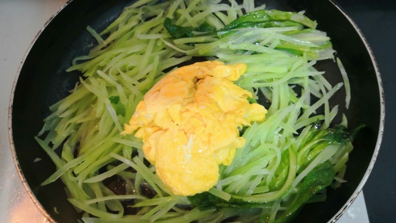 莴笋炒鸡蛋,把鸡蛋,倒入莴笋丝中