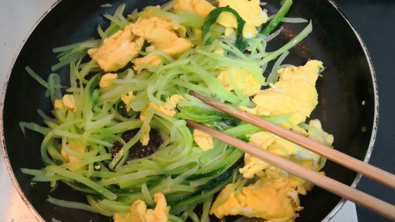 莴笋炒鸡蛋,再次翻炒均匀,即可关火