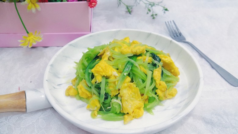 莴笋炒鸡蛋,盛出,上桌