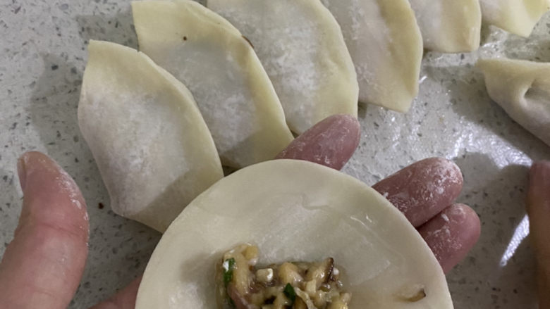 冬菇猪肉饺子,饺子包好,起锅烧水。