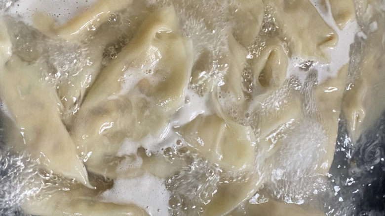 冬菇猪肉饺子,水开下锅,煮至饺子浮起片刻捞出。