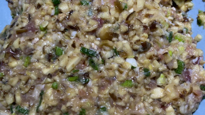 冬菇猪肉饺子,放入葱,姜,肉末,跟鲜冬菇,加入所有调料拌匀腌制片刻。