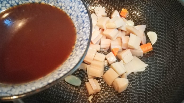 糖醋藕丁,加入调好的糖醋汁,盖上中小火焖三分钟