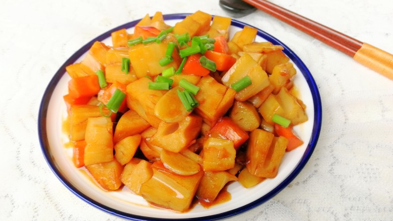 糖醋藕丁,出锅后撒点<a style='color:red;display:inline-block;' href='/shicai/ 3250'>葱</a>花,开吃