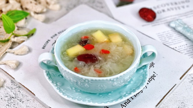苹果银耳红枣汤,盛出装碗,即可食用。