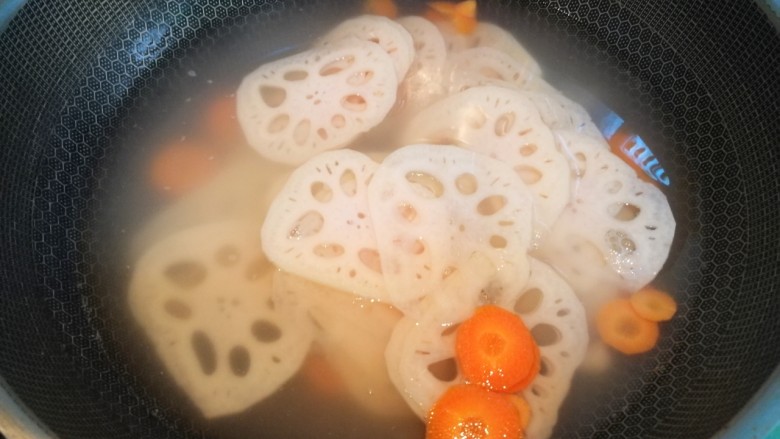 醋溜藕片,烧一锅水,水开后放入藕片和红萝卜片