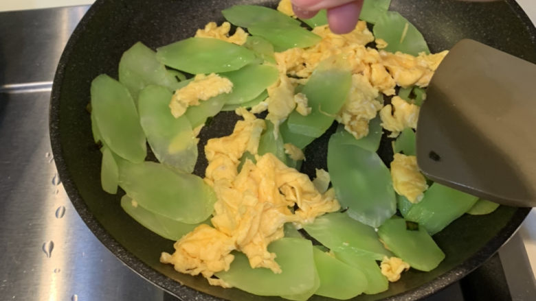 莴笋炒鸡蛋,加入适量的盐翻炒均匀就可以出锅了