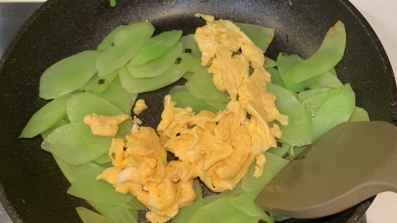 莴笋炒鸡蛋,快速加入鸡蛋翻炒均匀