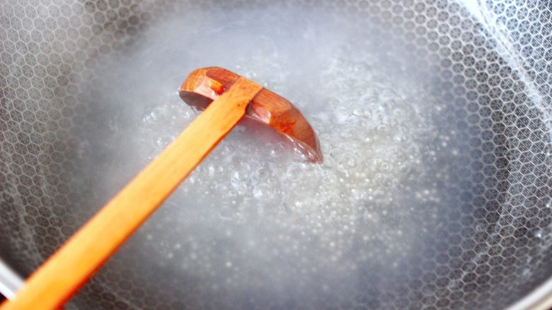 草莓西米露,转中小火煮至大概20分钟左右,勺子要不断的来回搅拌均匀,直至看见西米煮到透明的时候。