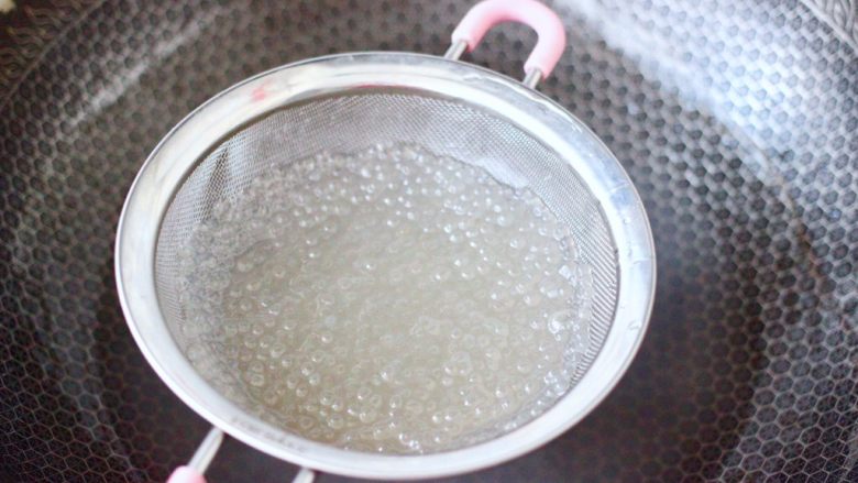 草莓西米露,用漏勺捞出过冷水后后,再用凉开水浸泡防粘。