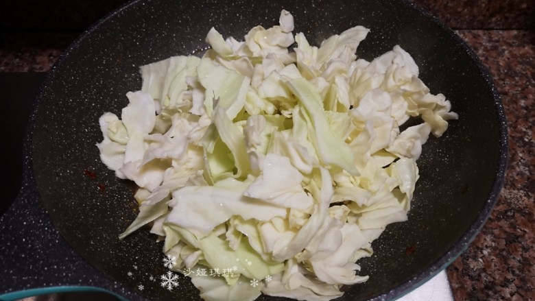 爆炒卷心菜,放入卷心菜翻炒片刻,直至卷心菜变软。
