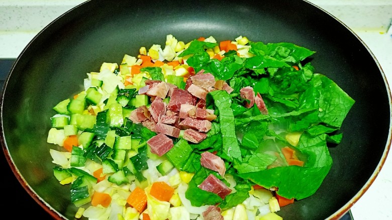 驴肉炒曲桃柳谷类,放入驴肉,黄瓜,莴笋叶