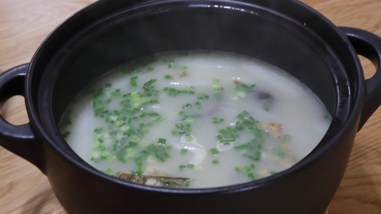 鲫鱼萝卜丝汤,继续煮约20分钟,放盐调味,撒上葱花