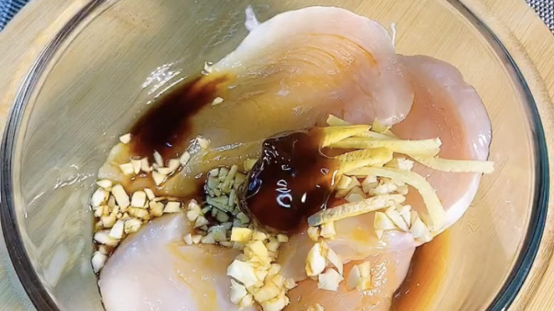 香煎鸡排,再加<a style='color:red;display:inline-block;' href='/shicai/ 718'>料酒</a>，<a style='color:red;display:inline-block;' href='/shicai/ 788'>生抽</a>和<a style='color:red;display:inline-block;' href='/shicai/ 721'>蚝油</a>