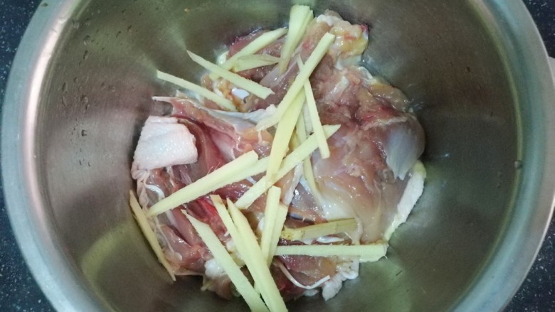 照烧鸡腿饭,把鸡腿肉放碗里,加入适量<a style='color:red;display:inline-block;' href='/shicai/ 37'>姜</a>丝