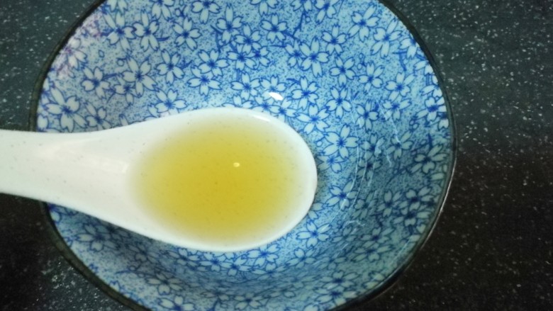 照烧鸡腿饭,再准备一个小碗,放入1汤匙料酒