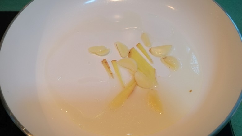 照烧鸡腿饭,准备一个锅,锅里放少许油,放入姜丝和蒜片,炒出香味