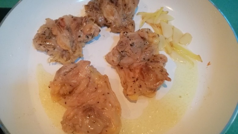 照烧鸡腿饭,两面时不时翻动一下,慢慢煎