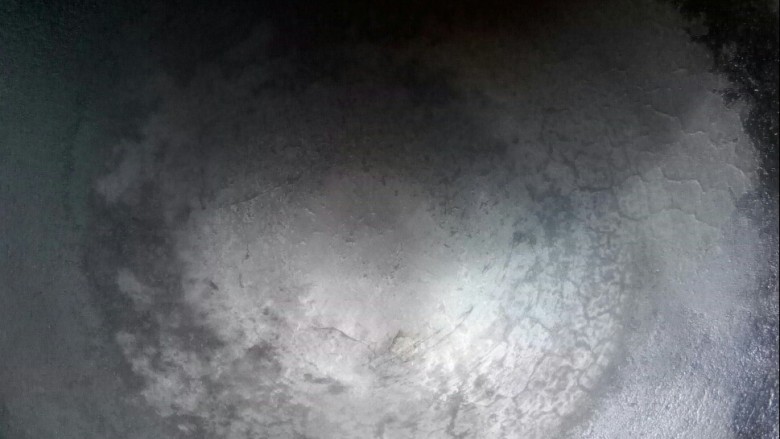 蒲公英茶,铁锅洗净，小火烧热。