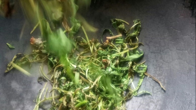 蒲公英茶,翻炒蒲公英。