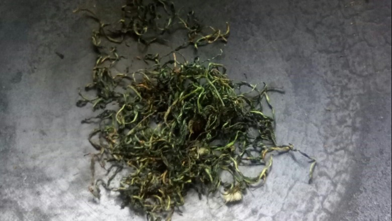 蒲公英茶,炒好的蒲公英茶。