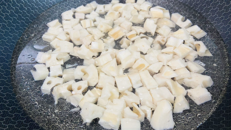 糖醋藕丁,锅中加入清水大火烧开加入适量盐和食用油,倒入藕丁焯烫2-3分钟捞出过凉水并沥干水份备用