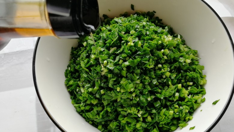 韭菜猪肉馅水饺,撒几滴油,给韭菜上一层保护膜,就不容易出水,搅拌均匀放旁边
