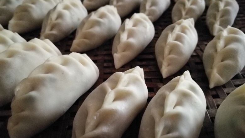韭菜猪肉馅水饺,也可以包这种风格的(我外公包的,一直没学会)