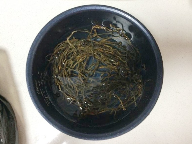 干豆角炒腊肠,取一小把<a style='color:red;display:inline-block;' href='/shicai/ 6246'>干豆角</a>用水泡发(冷水需约2小时,温水需约半个小时)。