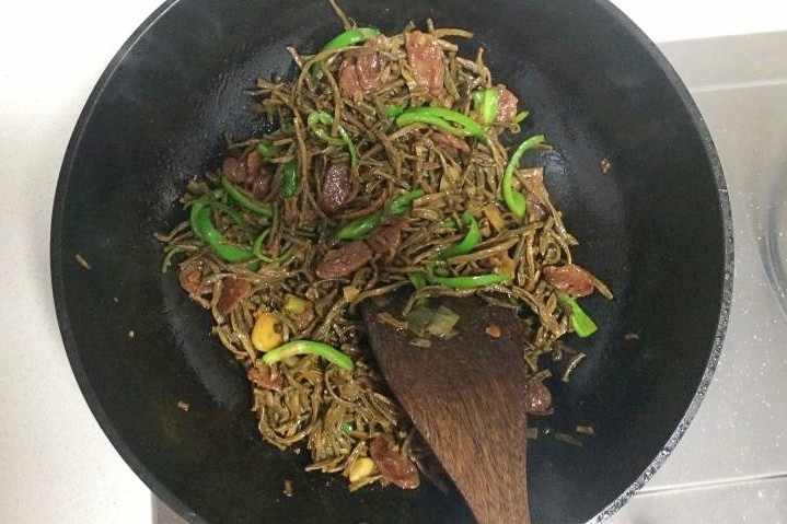 干豆角炒腊肠,并翻炒至汁水完全收干,根据个人口味咸淡,加入少许的盐。