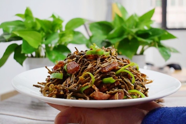 干豆角炒腊肠,美味的干豆角炒腊肠就做好啦!