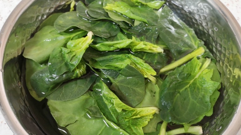 菠菜木耳炒鸡蛋,<a style='color:red;display:inline-block;' href='/shicai/ 117'>菠菜</a>用水浸泡10分钟左右,清洗干净控一下水分。