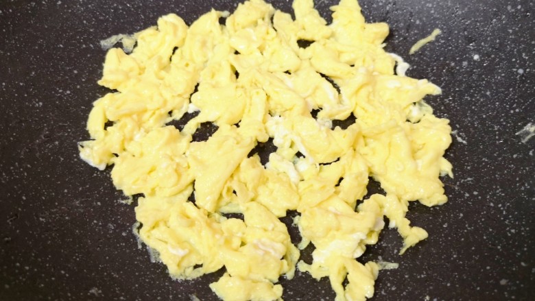菠菜木耳炒鸡蛋,炒锅内倒适量的食用油烧热,倒入蛋液炒熟盛出备用。
