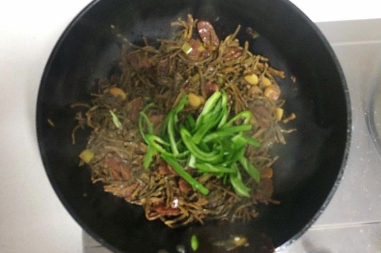 干豆角炒腊肠,待汁水快收干时,加入<a style='color:red;display:inline-block;' href='/shicai/ 61'>青椒</a>。