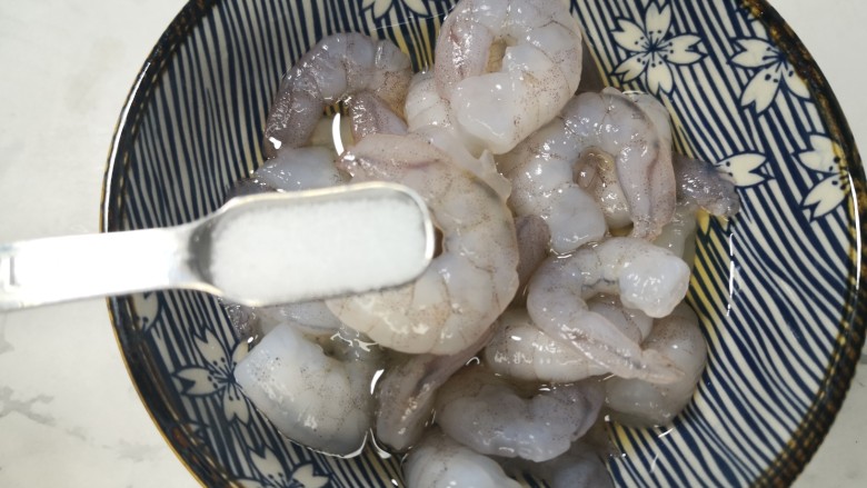 莴笋炒虾仁,加小勺盐,抓匀腌制10分钟
