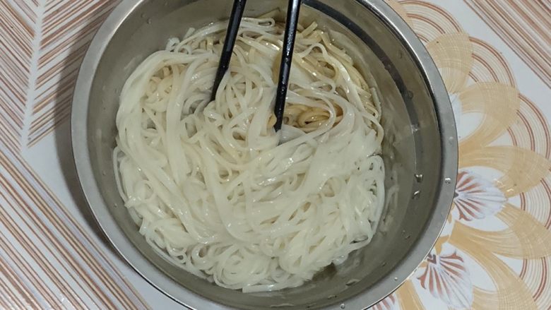 清汤挂面,只捞面条,把面条盛起来。